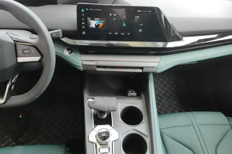 Used Changan UNI-V iDD 2024 Blue Whale Smart Electric iDD 136km Smart & Fun Model
