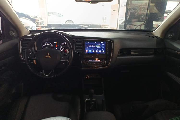 Used Mitsubishi Outlander 2016 2.4L 4x4 Luxury Edition 7-Seater
