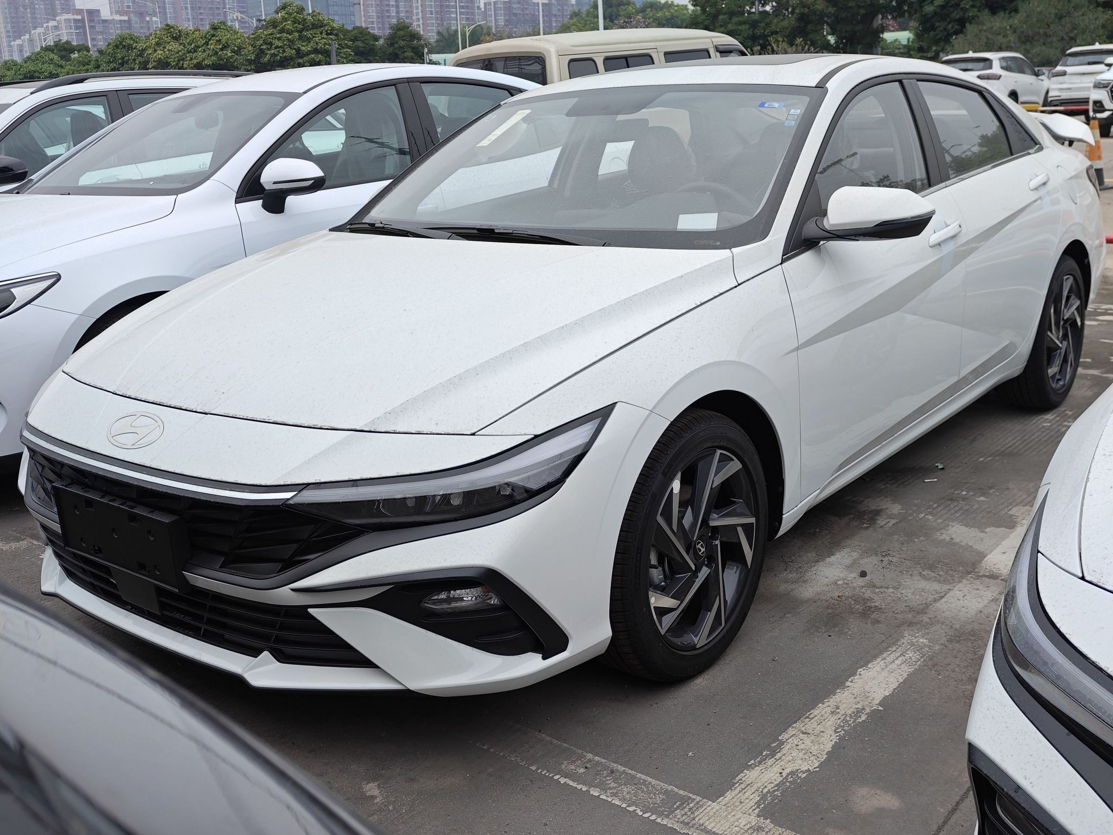 Под передней частью автомобиля