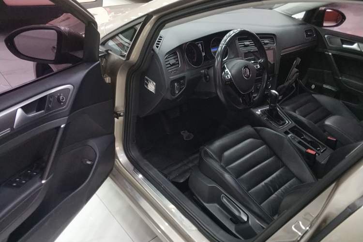 Used Volkswagen Golf 2016 230TSI Automatic Luxury Version
