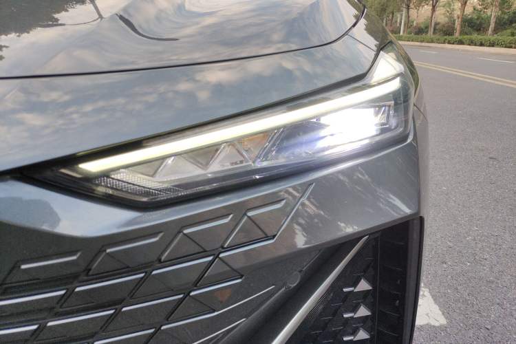 Used Changan UNI-V 2022 1.5T Prestige Version
