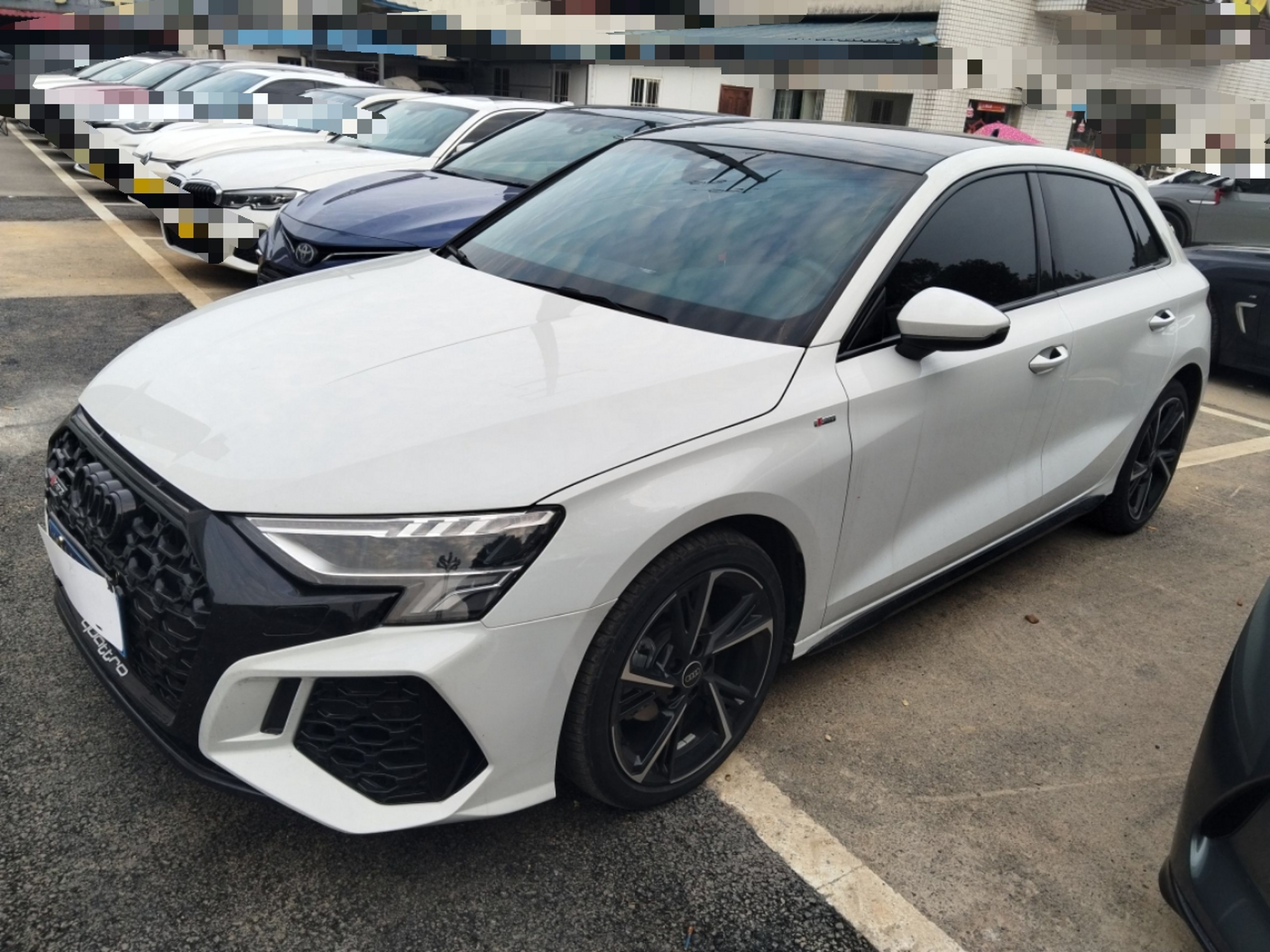 تحت مقدمة السيارة