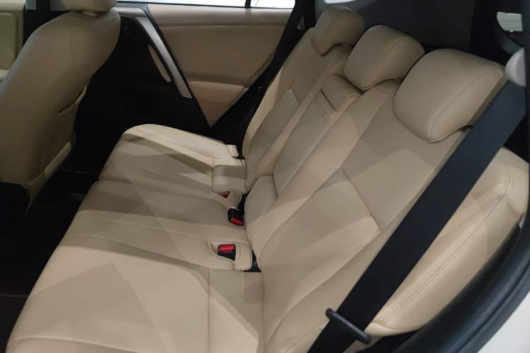 Used Toyota RAV4 2015 2.0L CVT Two-Wheel Drive Fashion Edition