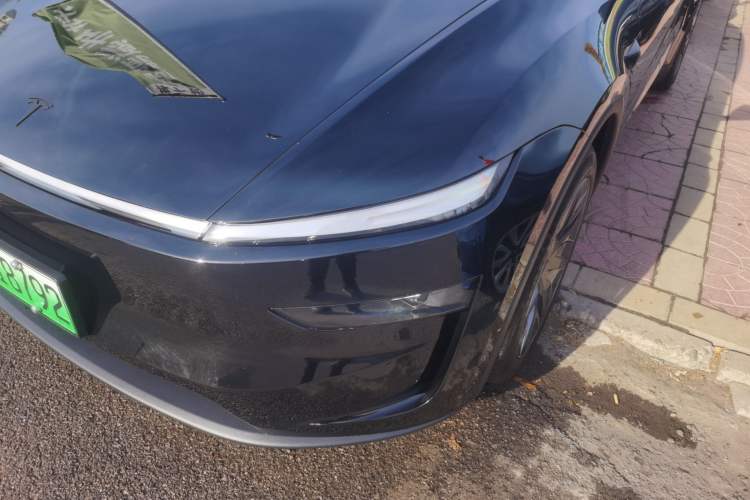 Used Tesla Model Y L 2025 Long-Range All-Wheel-Drive Version
