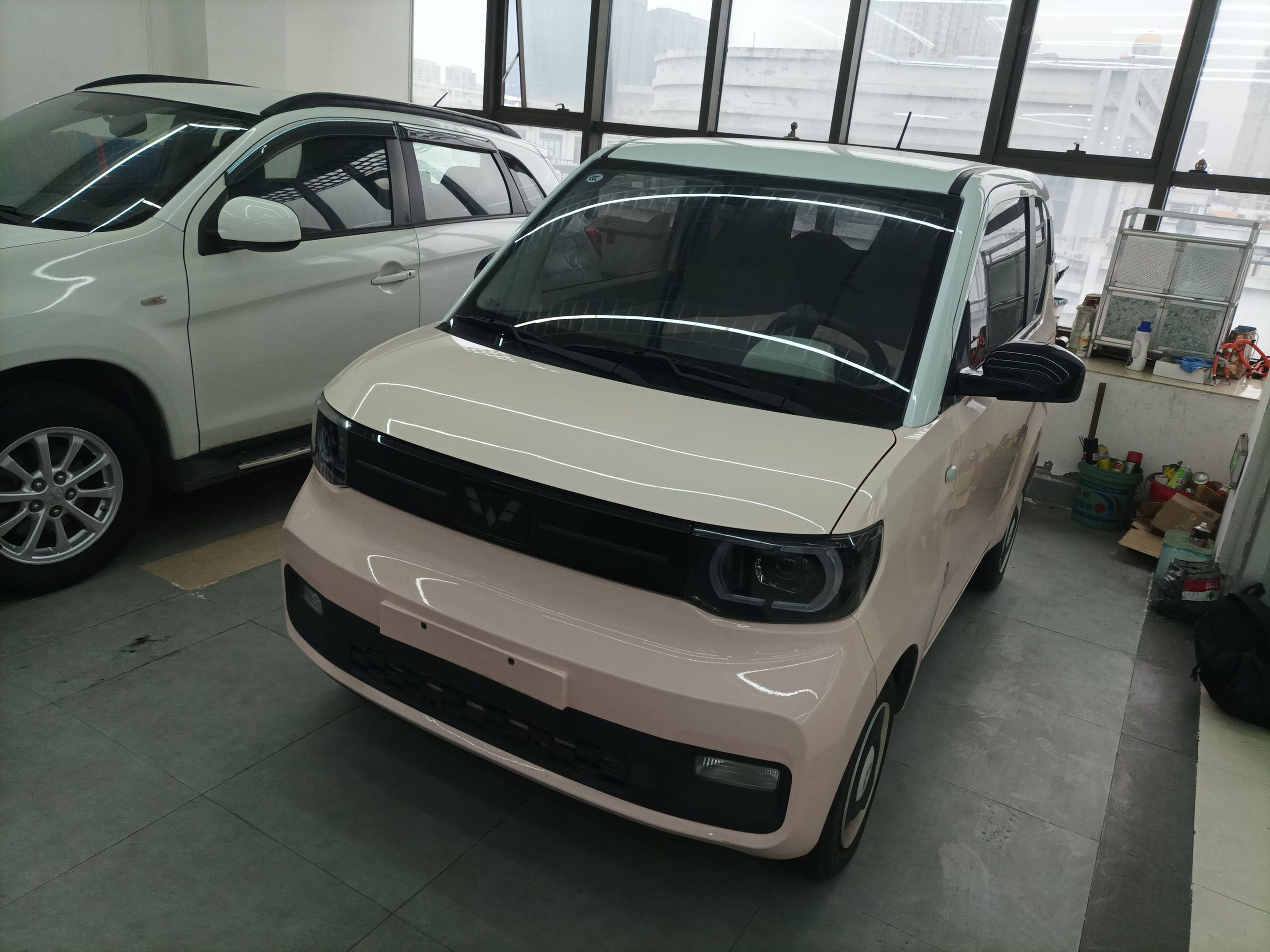 Под передней частью автомобиля