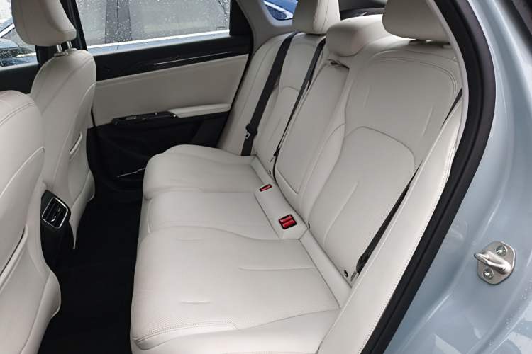 Used Geely Galaxy L6 2023 125km Starship