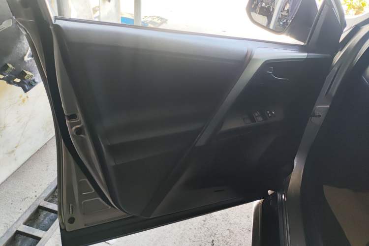 Used Toyota RAV4 2019 2.0L CVT Two-Wheel Drive Luxury Version China VI Standard
