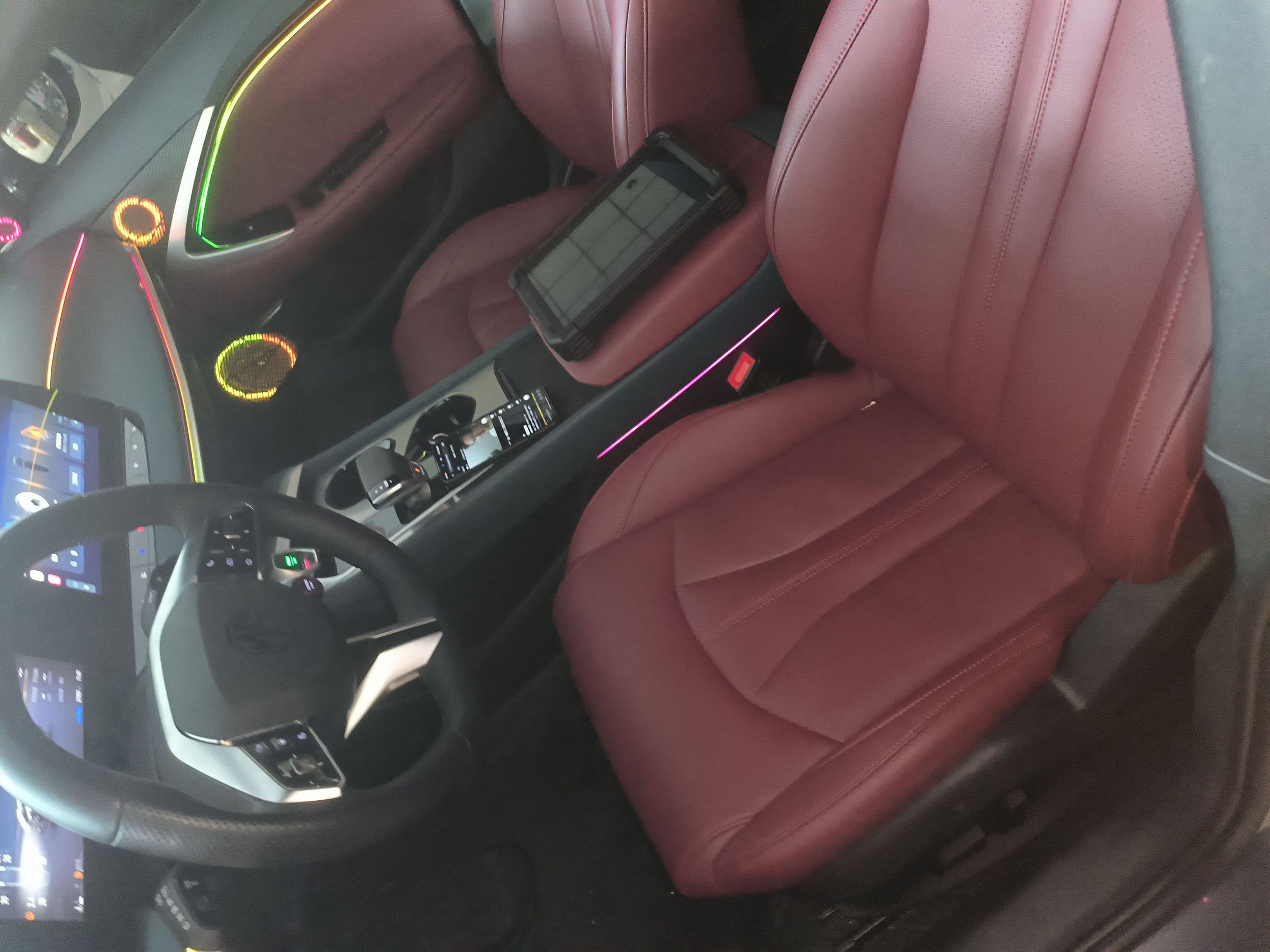 المقاعد الأمامية داخل السيارة