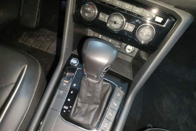 Used Volkswagen Tiguan L 2019 330TSI Automatic Two-Wheel Drive Smart Luxury Version China V Emission Standard