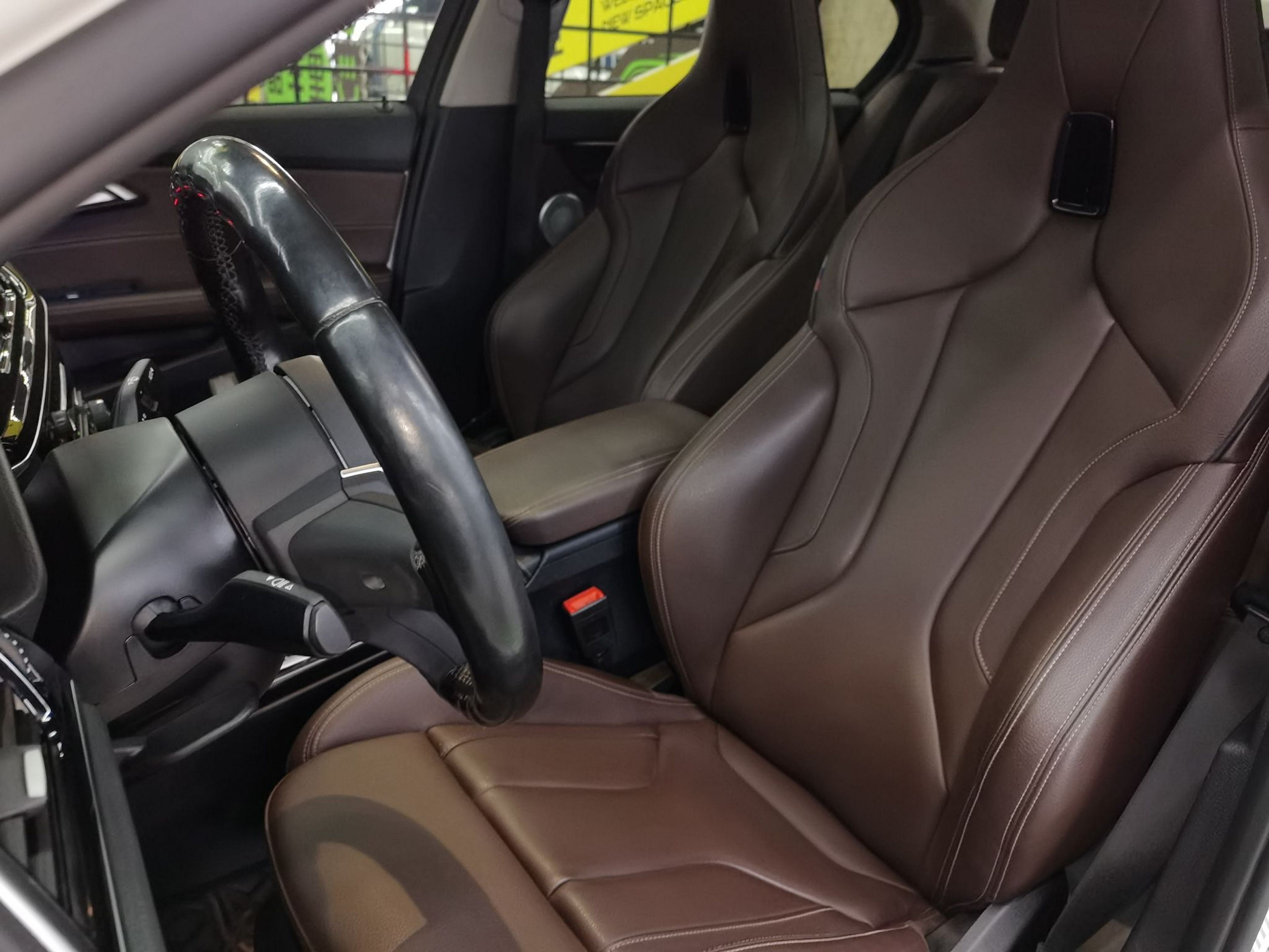 Переднее сиденье в автомобиле