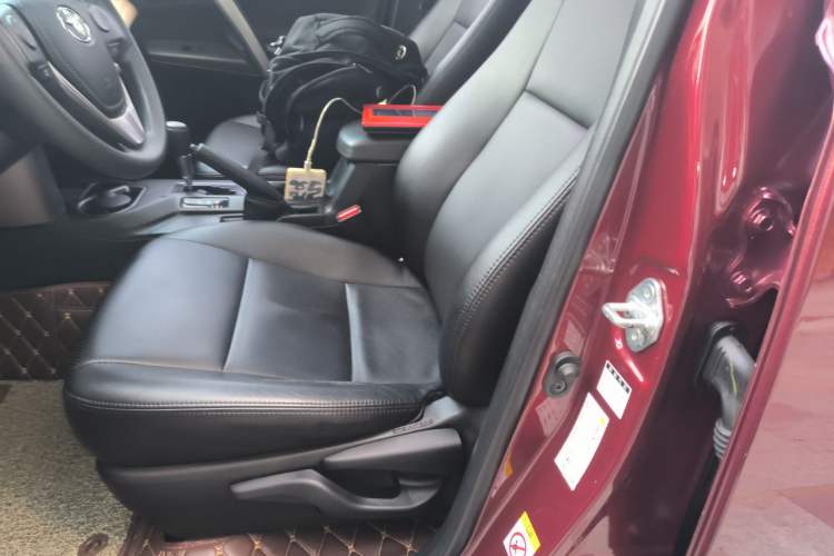 Used Toyota RAV4 2016 2.0L CVT Two-Wheel Drive Fashion Edition China V Standard
