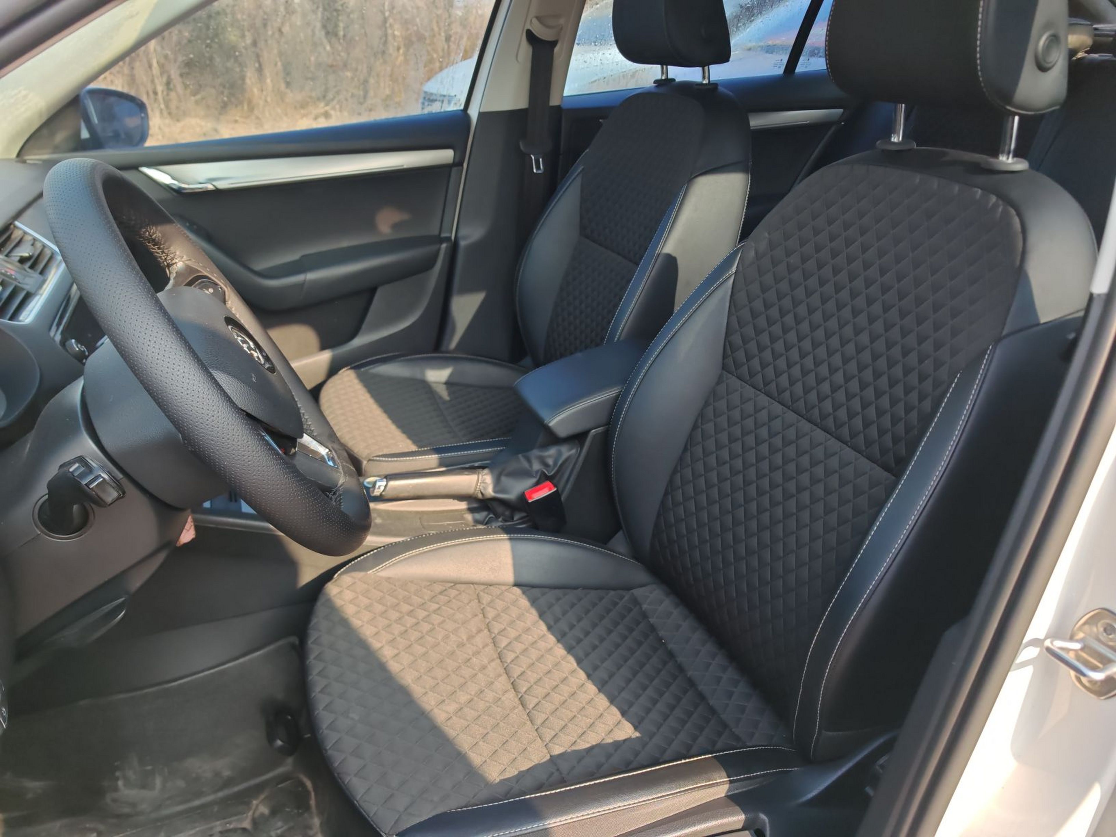 Переднее сиденье в автомобиле