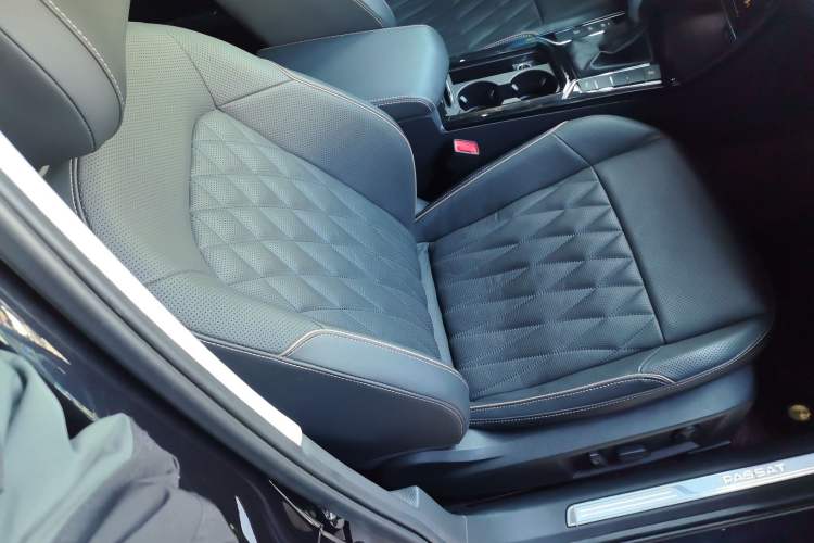 Used Volkswagen Passat 2020 Revised Version 330TSI Luxury Edition China VI Standard
