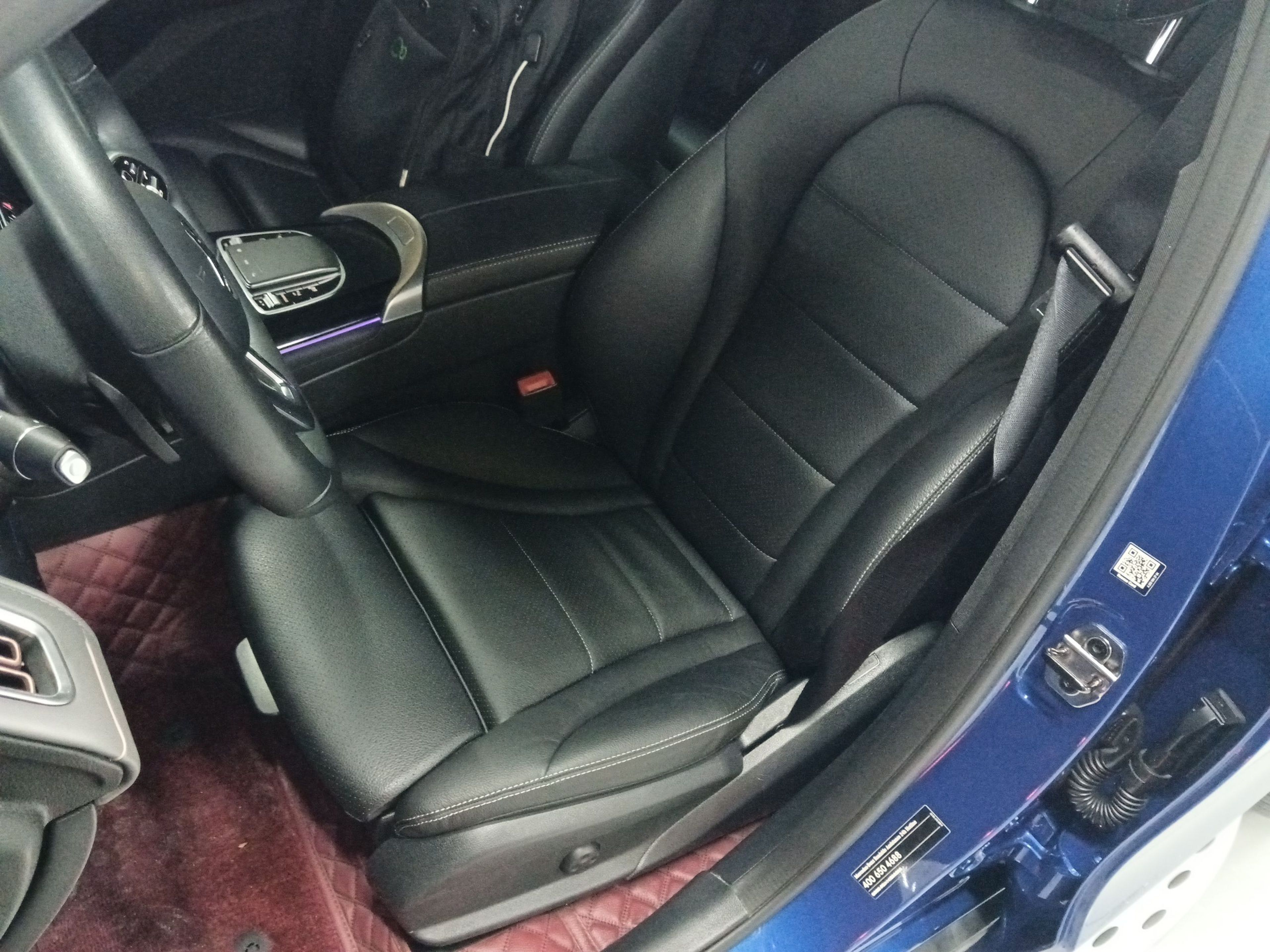 المقاعد الأمامية داخل السيارة