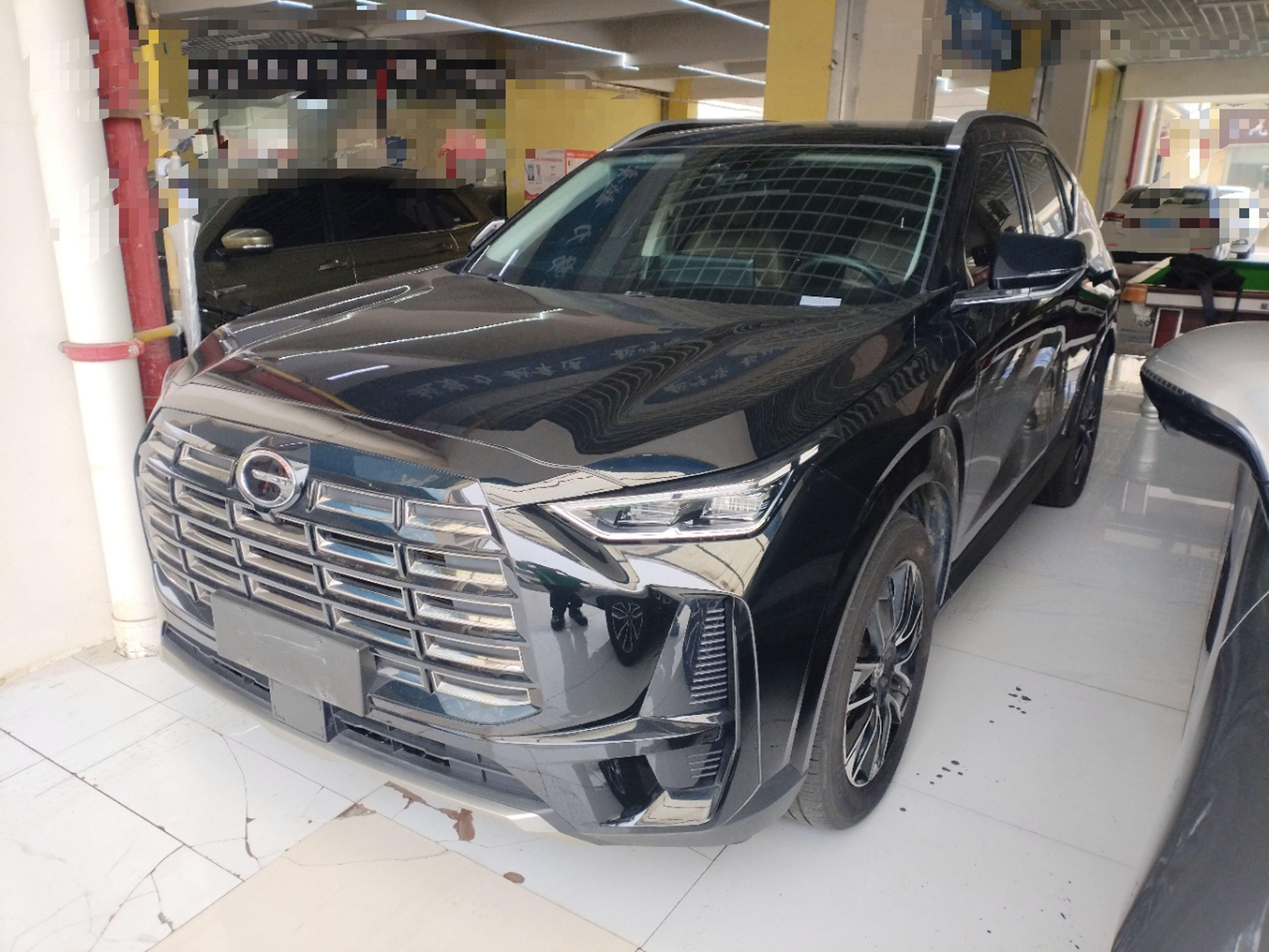 Под передней частью автомобиля