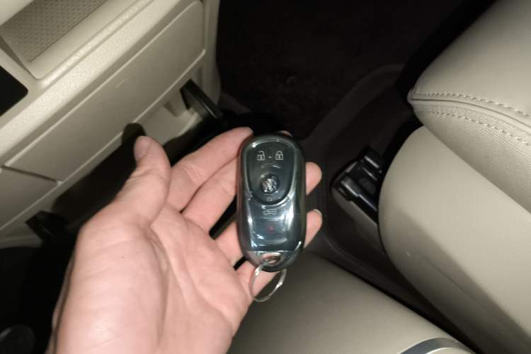 Used Buick GL8 2023 Facelifted Land Cruiser Executive Luxury Version
