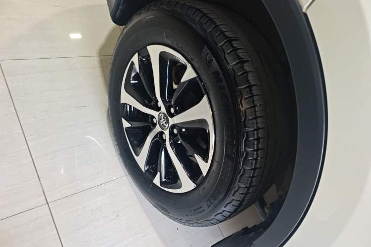 Used Toyota RAV4 2016 2.0L CVT Two-Wheel Drive Fashion Edition China V Standard
