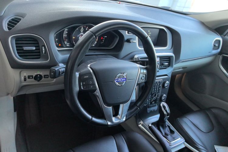 Used Volvo V40 2016 T3 Zhiyi Edition
