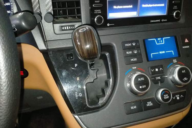 Used Toyota Sienna 2019 3.5L Two-Wheel Drive LE Trim 7 Seats U.S. Specification