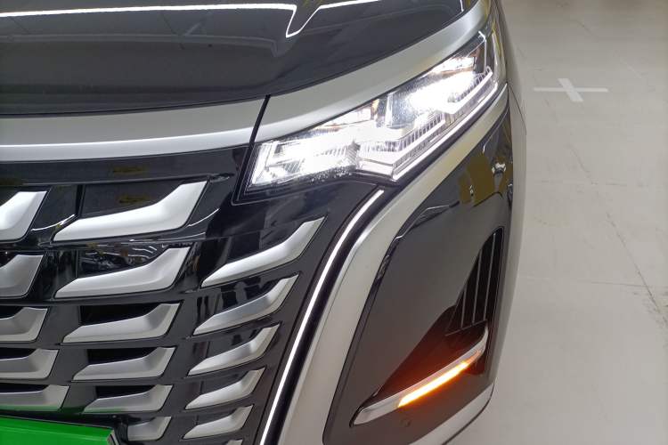 Used Denza D9 2025 DM-i Intelligent Drive 1020 Four-Wheel Drive Flagship Model