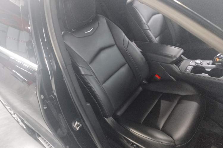 Used Cadillac XT4 2022 28T Two-Wheel-Drive Luxury Version
