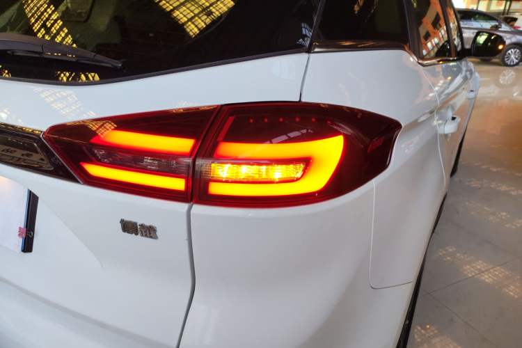 Used Geely Auto Emgrand X7 Sport 2020 1.8TD DCT Two-Wheel Drive Smart Connect 4G-Enabled Version
