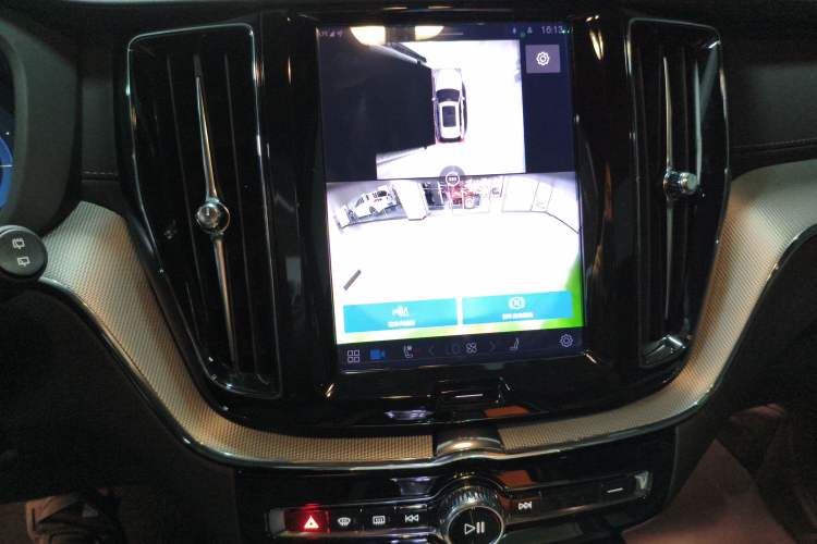 Used Volvo XC60 New Energy 2025 Plug-in Hybrid Long-Range All-Wheel Drive Zhiyuan Sport Edition
