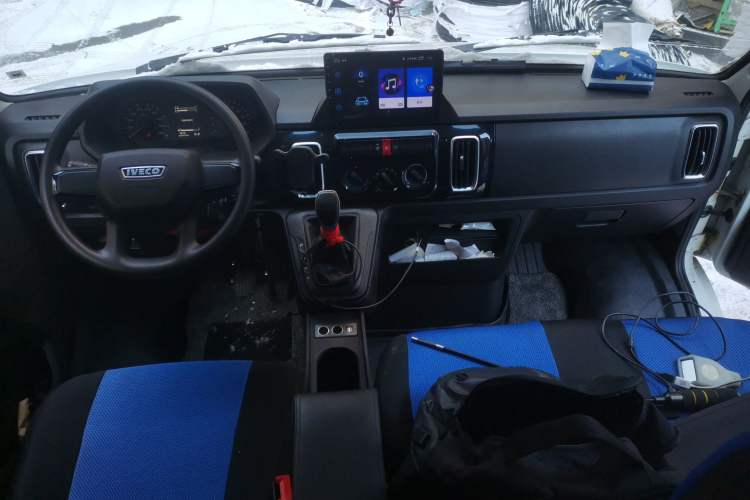 Used Iveco Daily 2023 2.5T A35M1 Multi-Purpose Passenger Vehicle Short Wheelbase Mid-Roof Design Dual Side Sliding Doors Automatic Transmission
