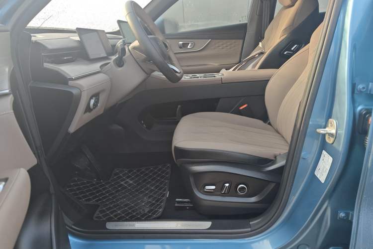 Used Chery Tiggo 8 PLUS C-DM 2025 1.5T 116 km Prestige Version 5 Seats
