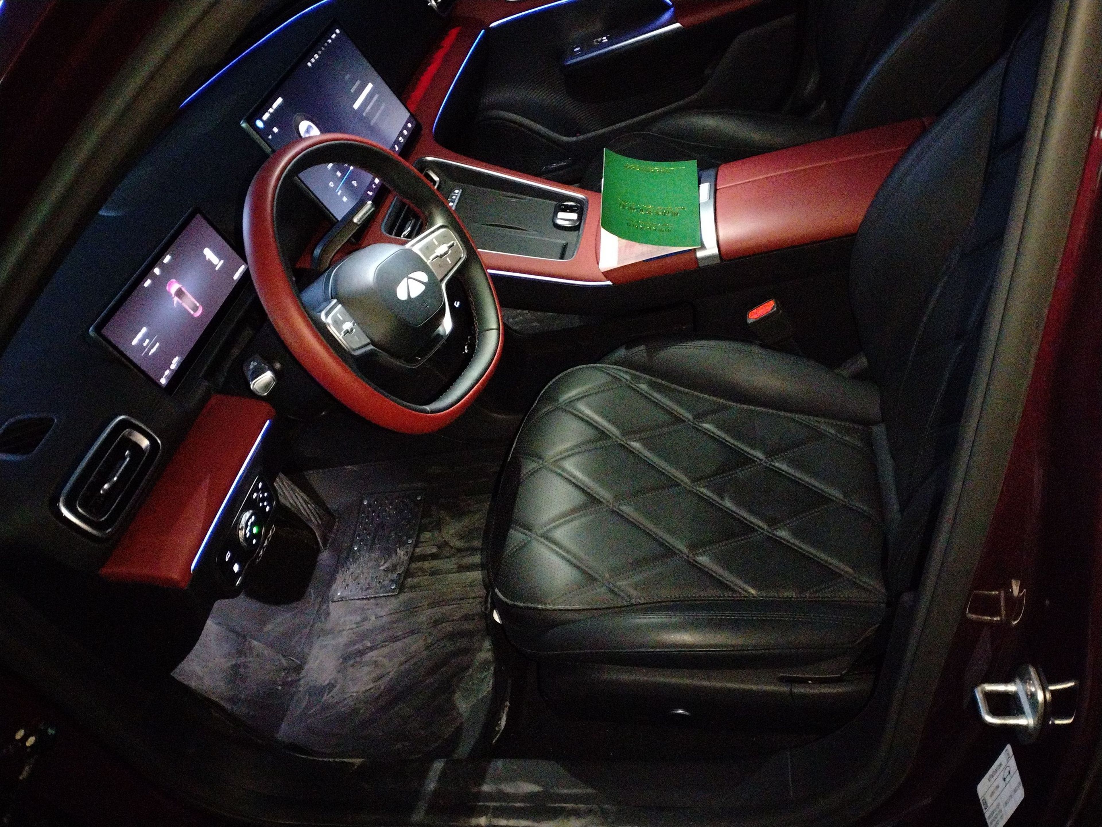 المقاعد الأمامية داخل السيارة