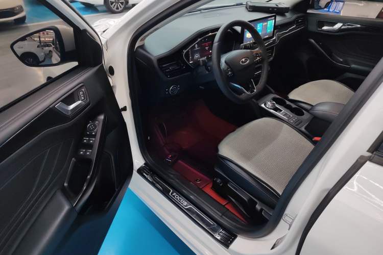 Used Ford Focus 2021 Hatchback EcoBoost 180 Automatic Titanium Edition
