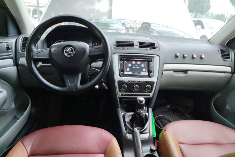 Used Skoda Octavia 2015 Classic Model 1.6L Manual Eado Version
