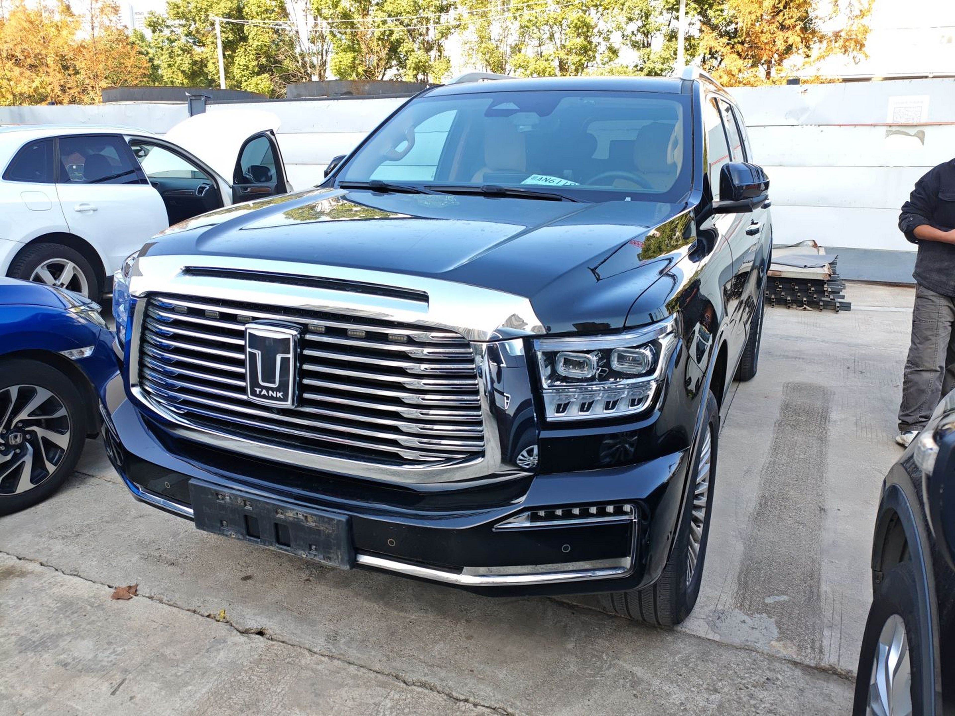 تحت مقدمة السيارة