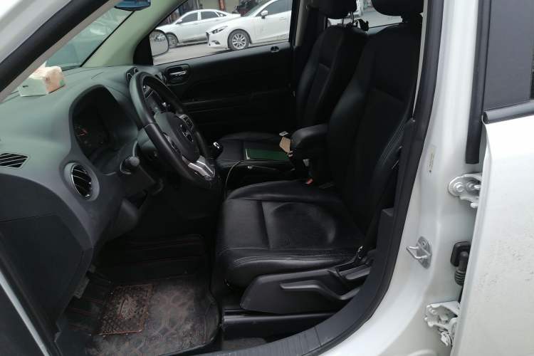 Used  Compass (Import) 2015 2.0L two-wheel drive sport version
