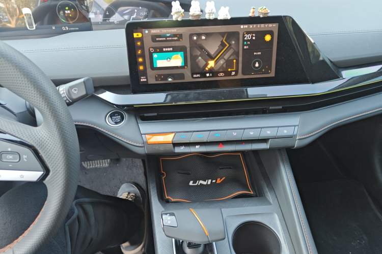 Used Changan UNI-V 2024 1.5T High-Energy Version
