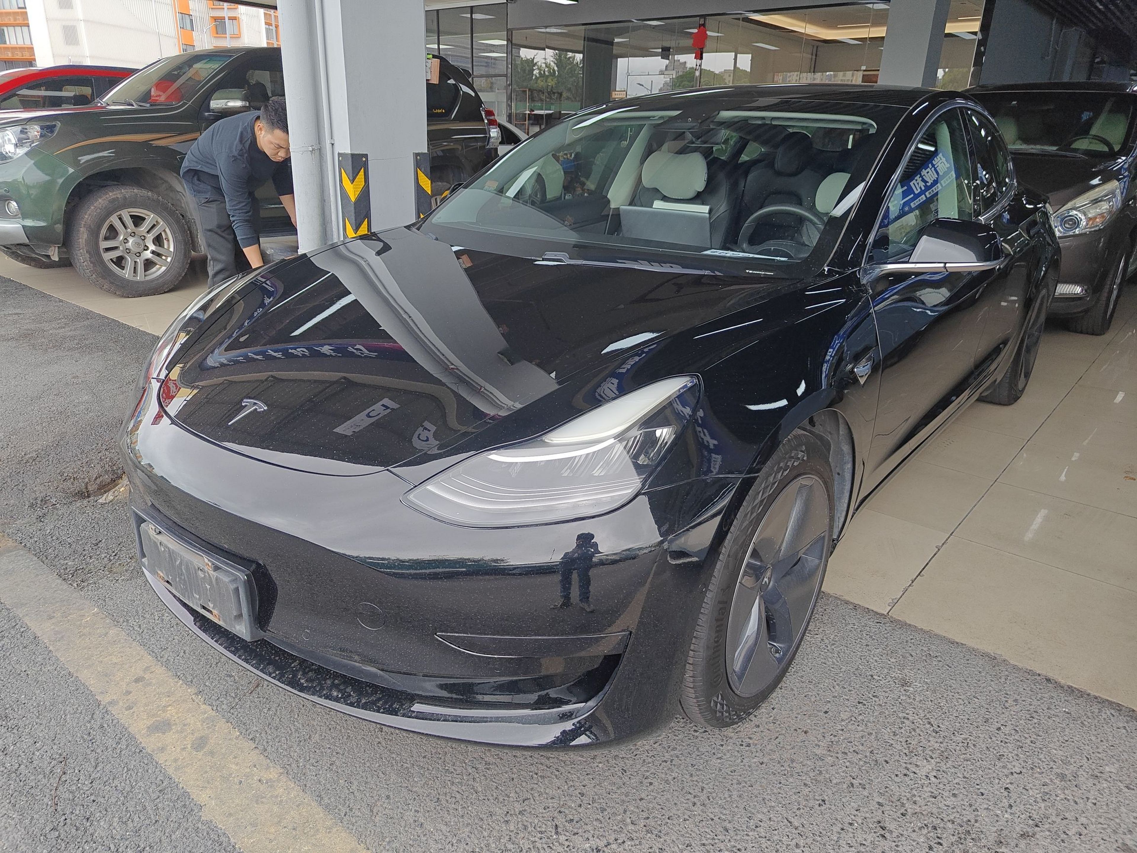 تحت مقدمة السيارة