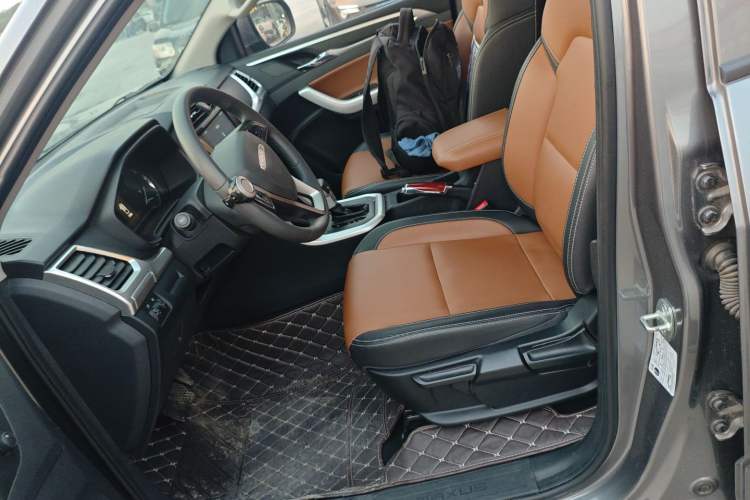 Used SAIC MAXUS T70 2021 2.0T Diesel Automatic Two-Wheel Drive Elite Version with Long Bed and High Ground Clearance
