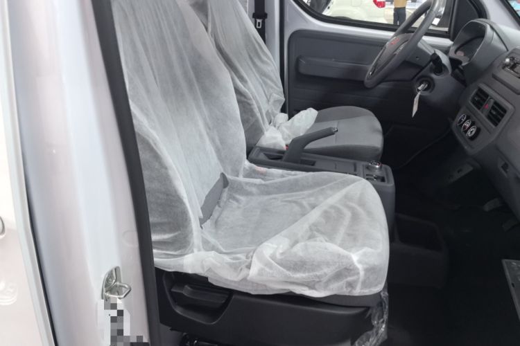 Used Wuling Yangguang 2024 300KM Comfort Version Passenger Van 75kW
