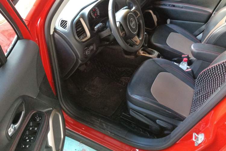 Used  Renegade 2018 Connected Large Screen Version 180T Automatic High-Energy Edition
