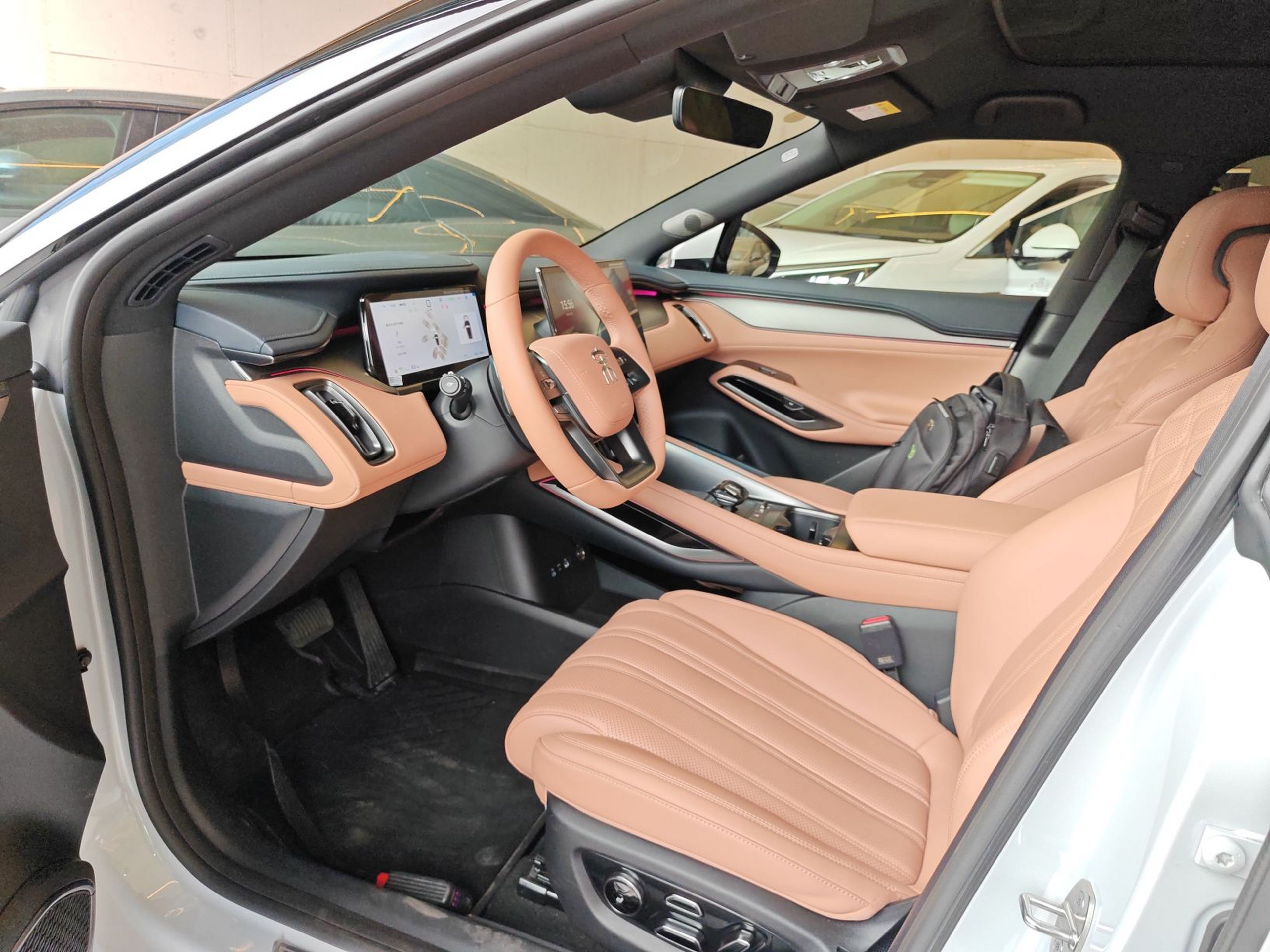 المقاعد الأمامية داخل السيارة