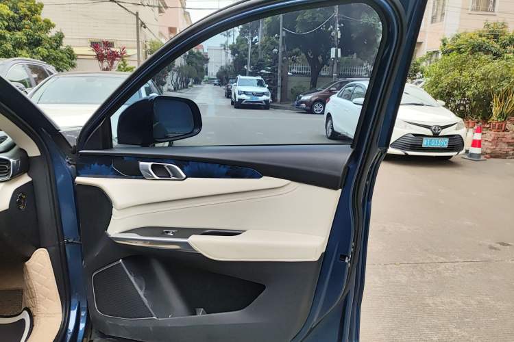 Used Lynk & Co 01 2017 2.0T Two-Wheel Drive Zhaopu Version
