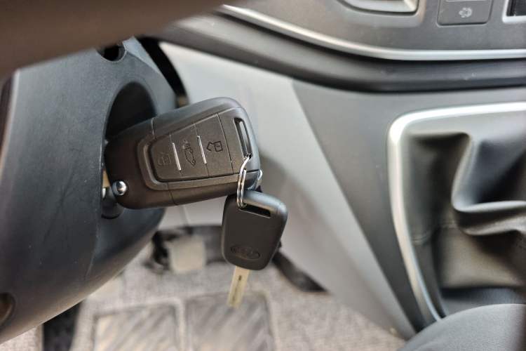 Used SAIC MAXUS Xintu V80 2024 Aotuntong Value Edition 6MT Short Wheelbase Ultra-Low Roof 127 Ps 5/6 Seats
