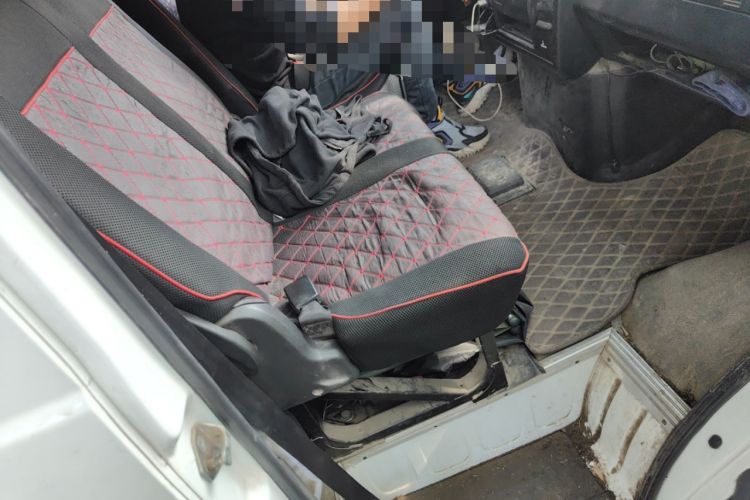 Used Iveco Daily 2021 2.5T A40 M1 Passenger Van 5-9 Seats Long Wheelbase Mid-Roof Design Dual Tires Manual Doors
