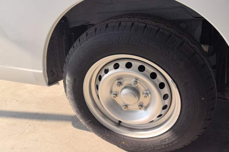 Used Wuling Yangguang 2024 300KM Comfort Version Passenger Van 75kW
