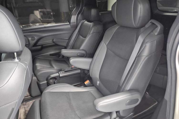 Used Toyota Sienna 2021 2.5L Hybrid Premium Edition