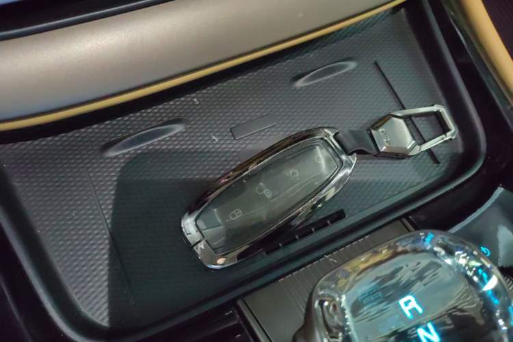 Used Denza D9 2022 DM-i 1040 Prestige Model
