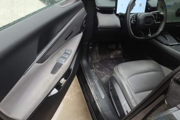 Used Lynk & Co 08 EM-P 2023 120km Long-Range Pro