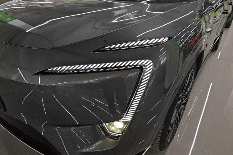 Used  11 2024 730 Luxury Edition with Three Lasers and Rear-Wheel Drive
