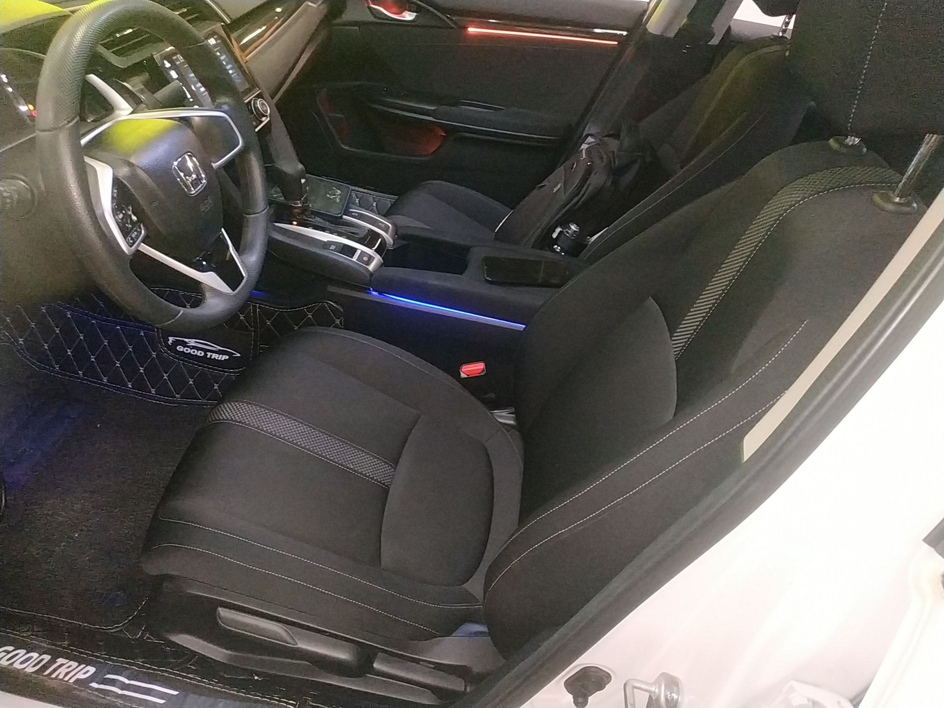 Переднее сиденье в автомобиле