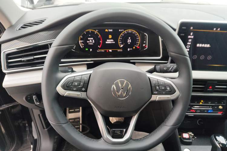 Used Volkswagen Tiguan L 2024 Outstanding Model 330TSI Automatic Two-Wheel Drive R-Line Dragon Glory Edition
